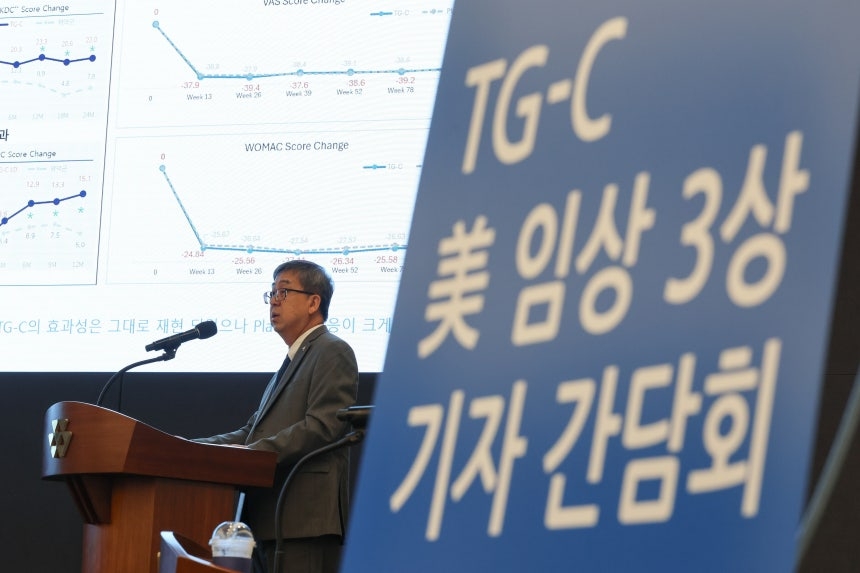 코오롱티슈진 경영진이 미국 임상 3상 결과를 설명하고 있다. [사진 연합뉴스]