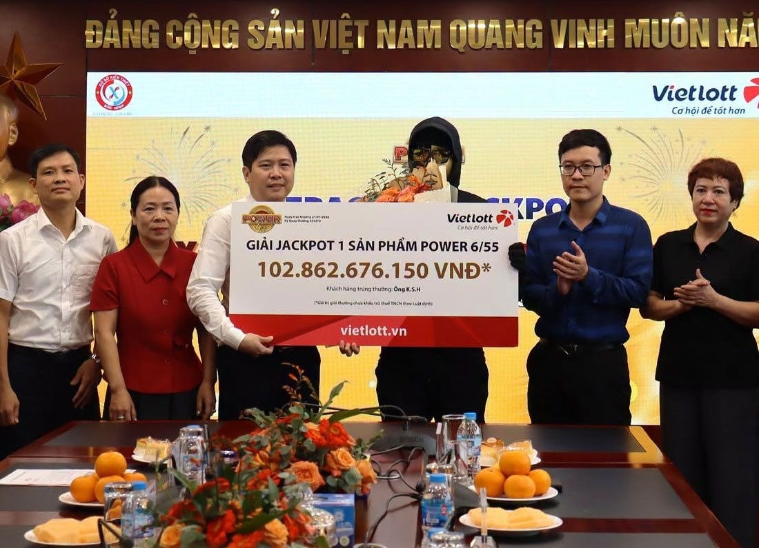 A South Korean winner receives the "Power 6/55" jackpot prize worth $3.9 million. (Vietlott)