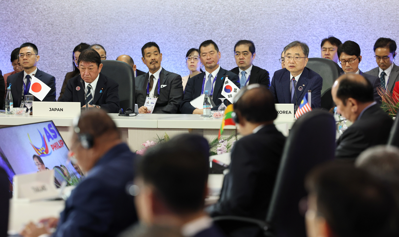 South Korean Foreign Minister Cho Hyun (right) speaks during the ASEAN Plus Three Foreign Ministers' Meeting at the Philippine International Convention Center in Manila, Philippines, on Thursday. The APT comprises the 11 ASEAN member states plus South Korea, China and Japan. (Yonhap)