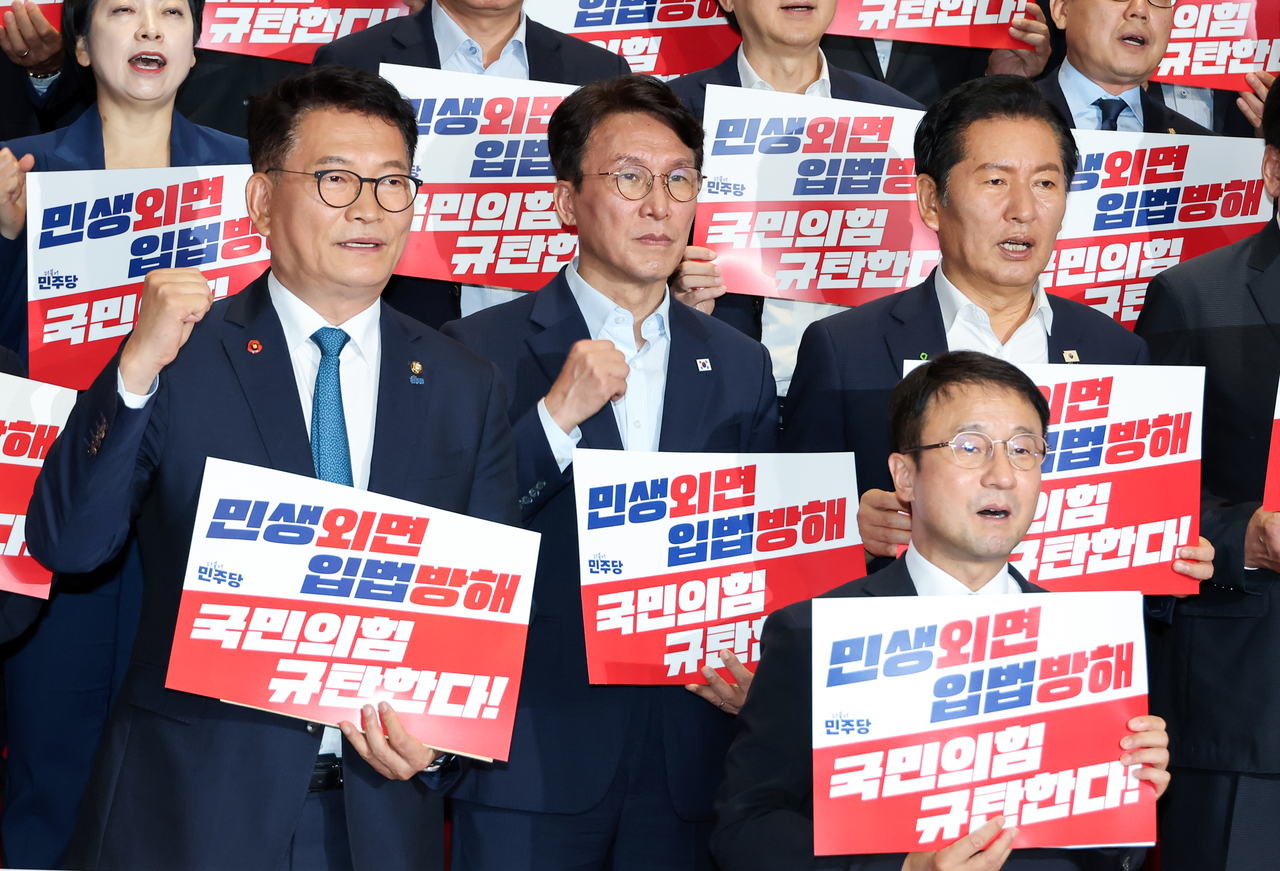 한병도 더불어민주당 대표 직무대행 겸 원내대표(앞)와 송영길(왼쪽부터), 김민석, 정청래 등 당권 주자들이 23일 국회 본회의에 앞서 로텐더홀 계단에서 열린 ‘민생방해 입법방해 국민의힘 규탄대회’에서 구호를 외치고 있다. [연합]
