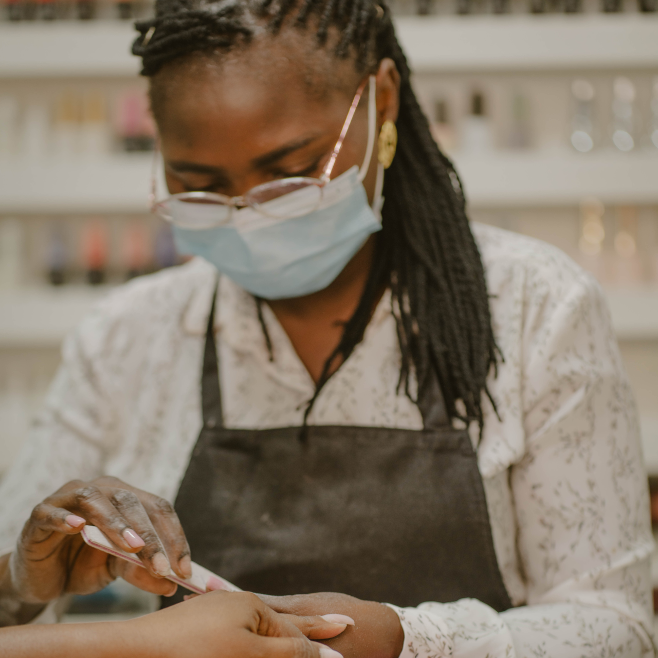 Elodie Silue, a beneficiary of UNESCO's Better Education for Africa initiative in Cote d'Ivoire, works at her beauty salon. (UNESCO)