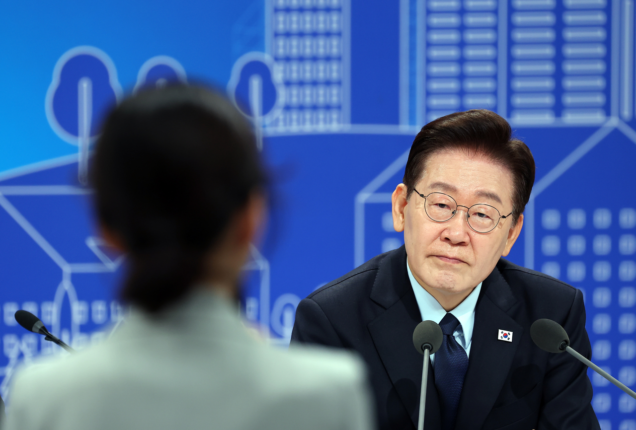 President Lee Jae Myung listens to a participant during a public forum on real estate policy at an annex of public broadcaster KBS in Yeouido, Seoul, Thursday. (Yonhap)