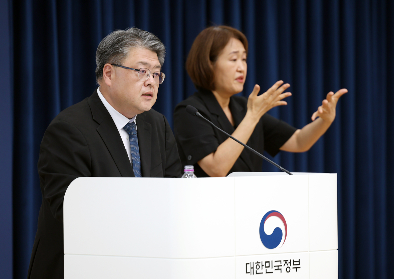Cheon Ji-yoon (left), director general of the Ethics and Service Bureau at the Ministry of Personnel Management, explains proposed revisions to disciplinary rules for public officials during a press briefing at the Government Complex Sejong on Thursday. (Ministry of Personnel Management)