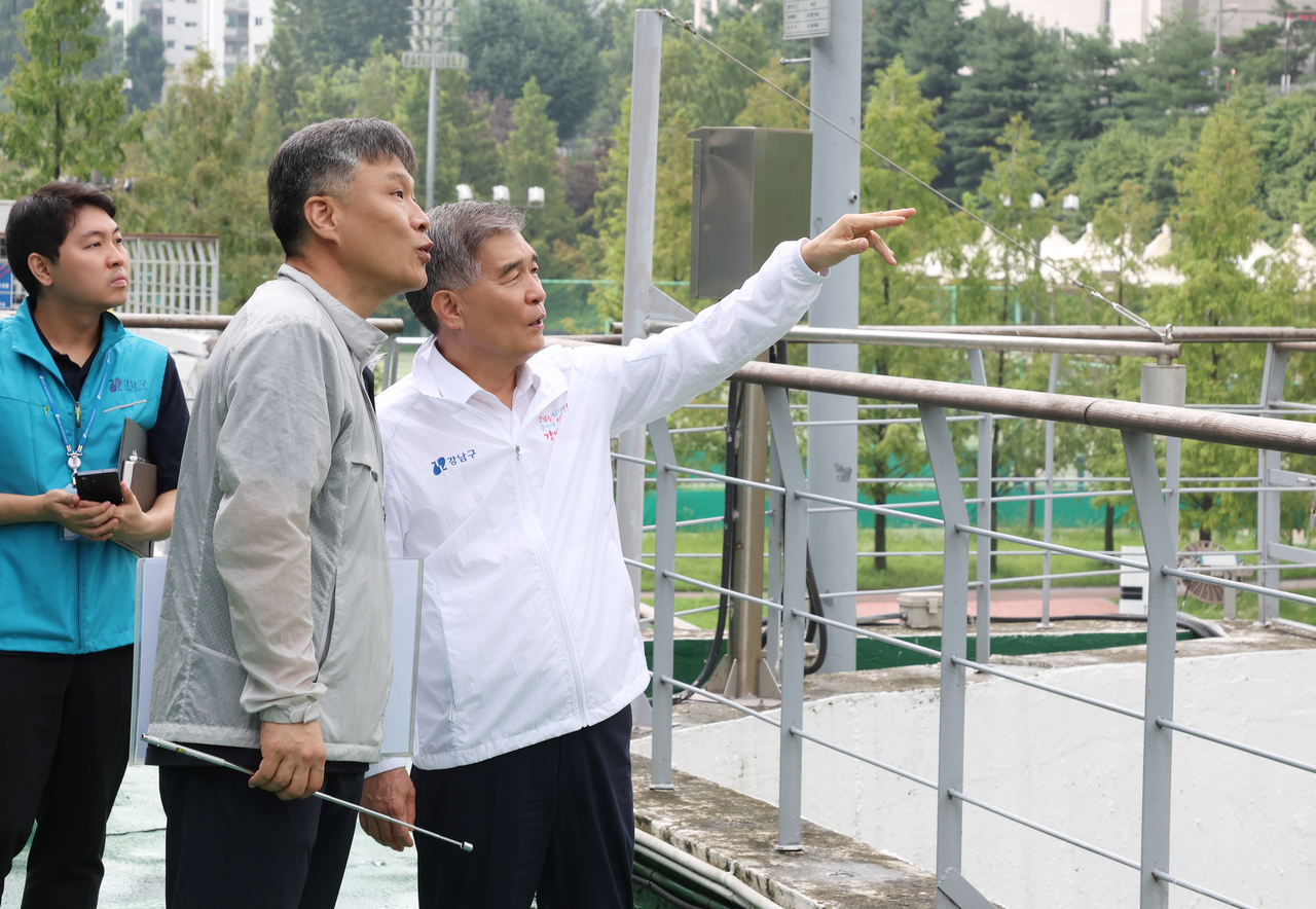 김현기 강남구청장(오른쪽)이 수방 대책 관련 공무원과 대화를 나누고 있다.