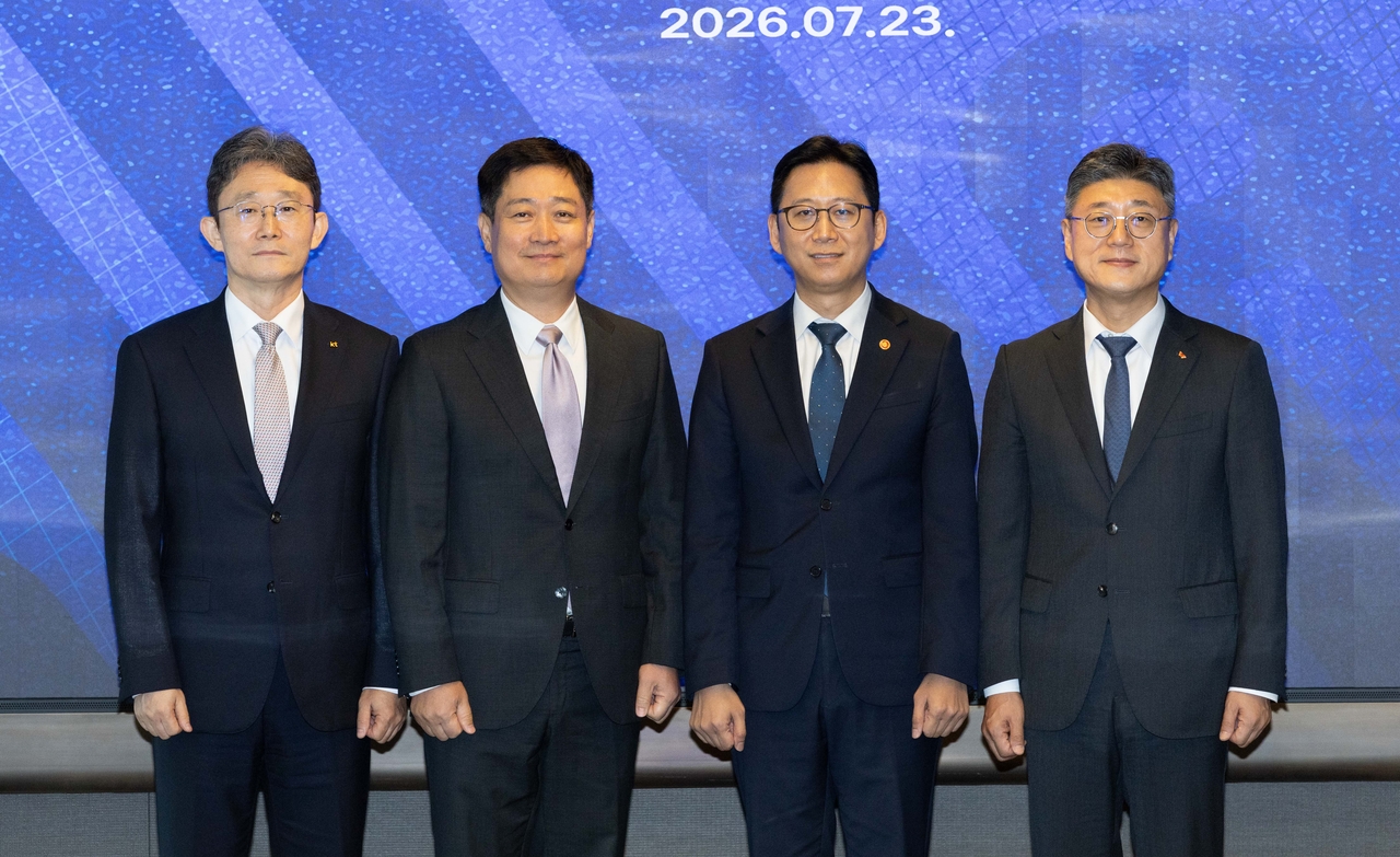 박윤영(왼쪽부터) KT 대표, 홍범식 LG유플러스 대표, 배경훈 부총리 겸 과학기술정보통신부 장관, 정재헌 SK텔레콤 대표가 23일 오전 서울 중구 SKT타워에서 열린 부총리-통신사 CEO 간담회에서 기념촬영을 하고 있다. 윤창빈 기자