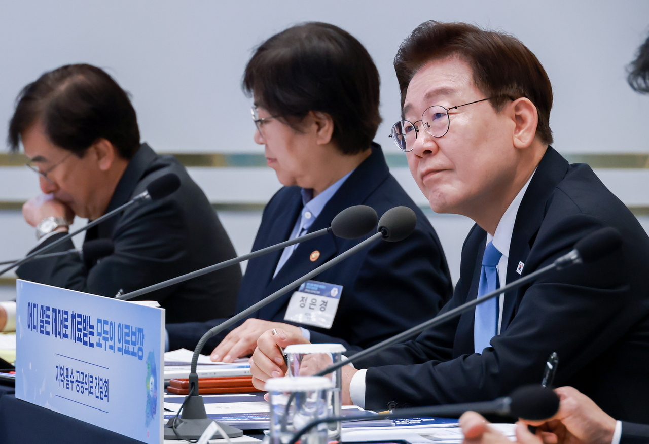 President Lee Jae Myung attends a discussion on medical reform at Cheong Wa Dae on Wednesday. (Yonhap)