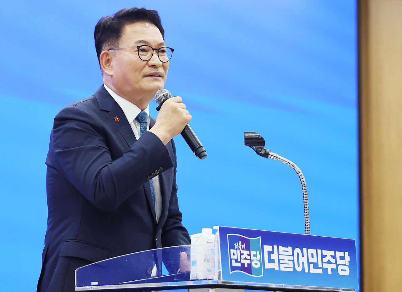 송영길 더불어민주당 당 대표 후보가 23일 경기도 수원시 경기도의회 대회의실에서 열린 도의회 민주당 의원총회에서 인사말을 하고 있다. [연합]