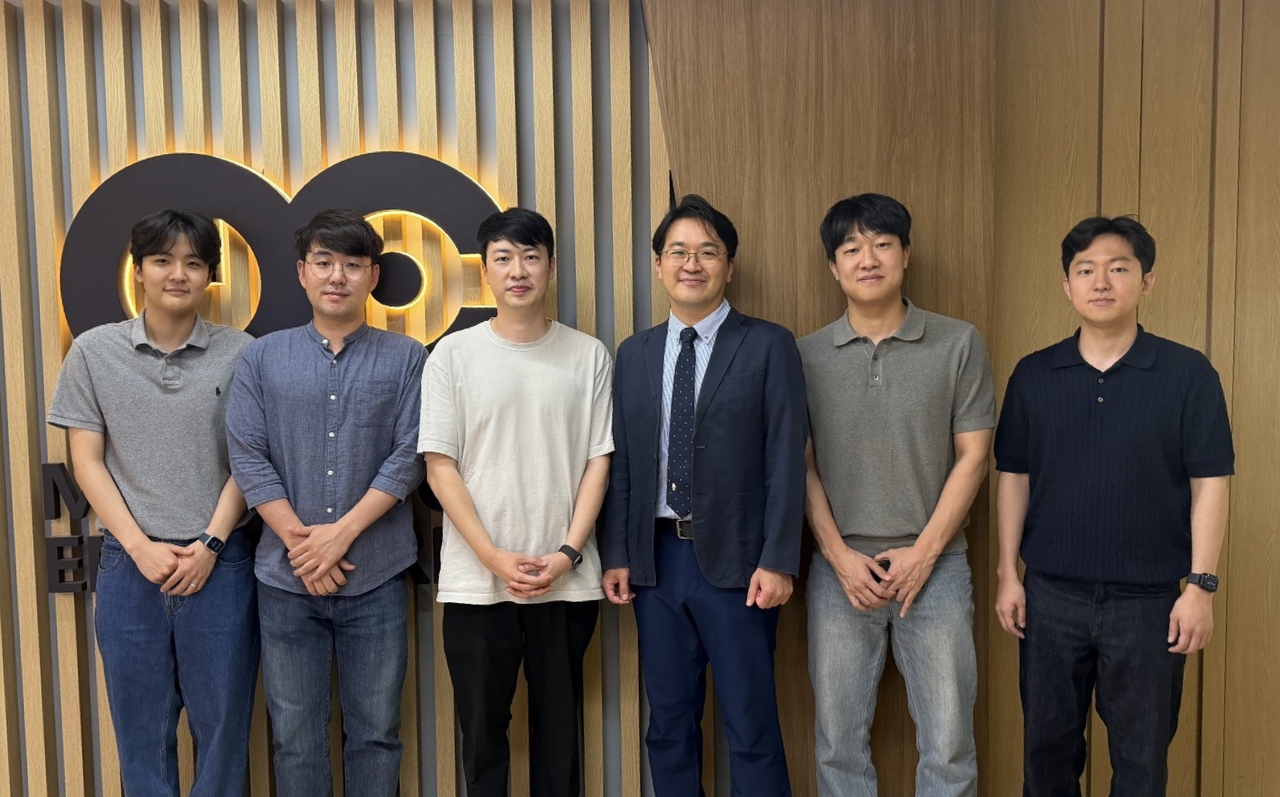 The research team led by KAIST professor Kim Young-jin (fourth from left), who developed the electrode inspection technology for lithium-ion batteries. [Provided by KAIST]