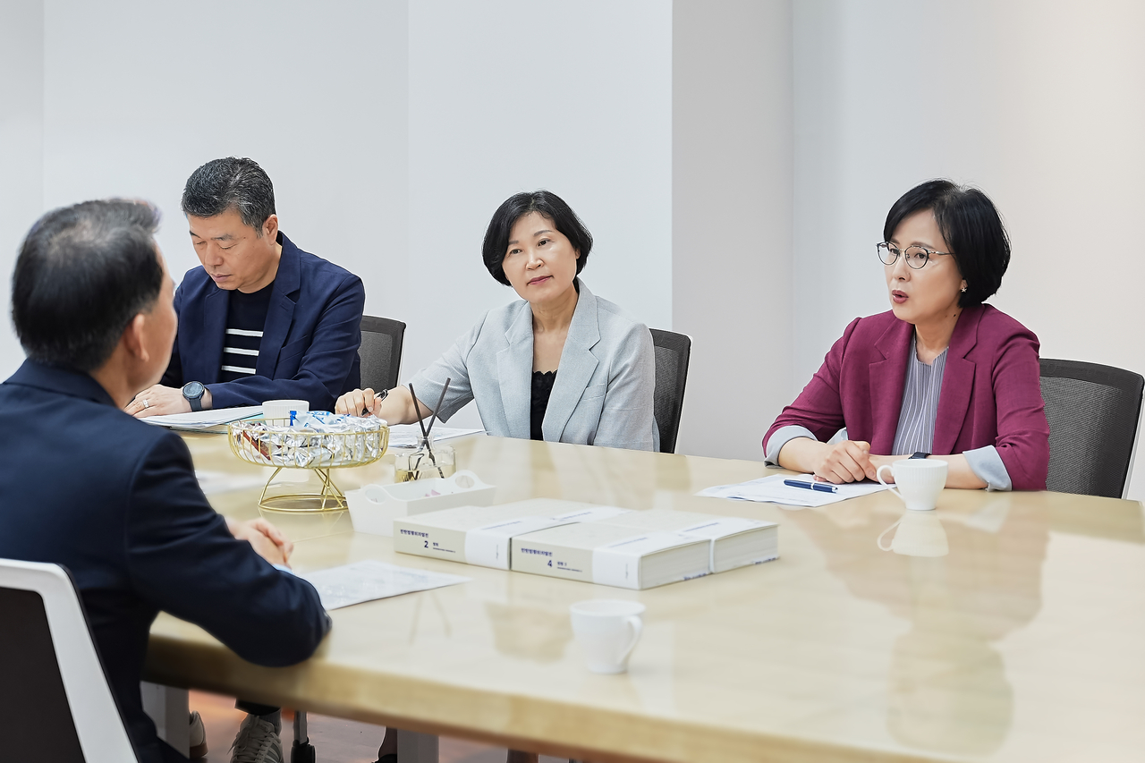 이수희 강동구청장(오른쪽 끝)이 최현덕 남양주시장과 교통 문제를 협의하고 있다.