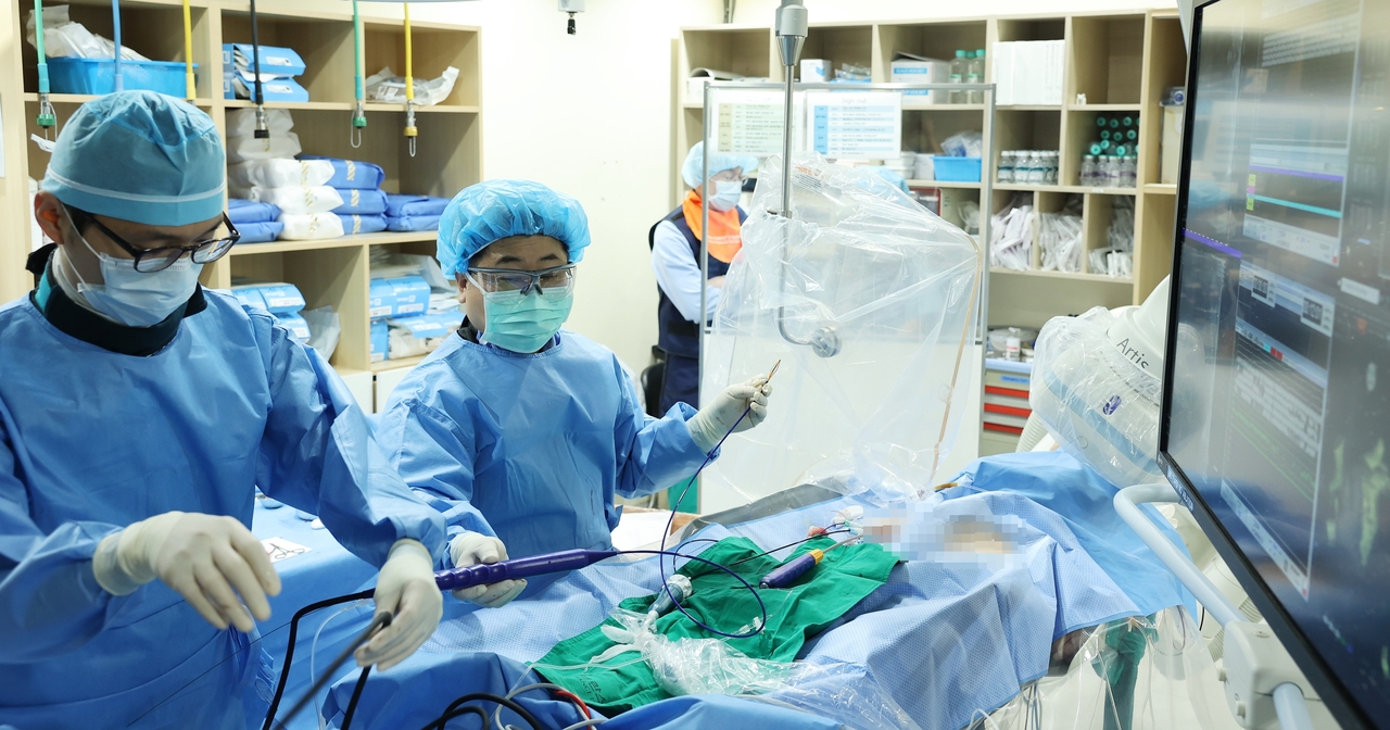 정보영 세브란스 심장혈관병원 부정맥센터장이 펄스장 절제술을 시행하고 있다.  [세브란스병원 제공]