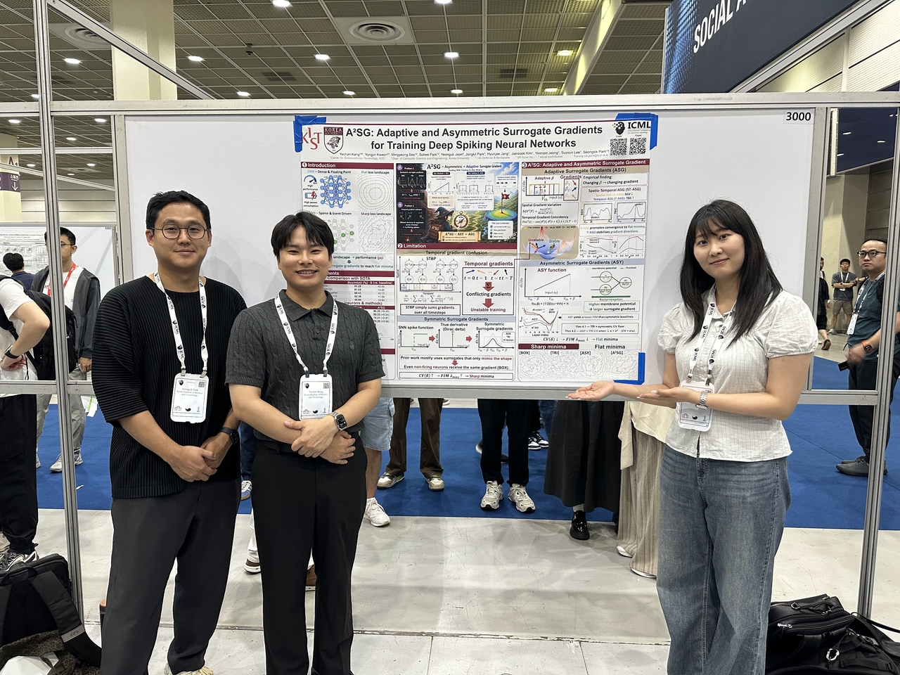 박성식(왼쪽부터) 박사, 강예찬, 박소희 석사과정 학생연구원이 서울 코엑스에서 열린 ICML 2026 포스터 발표장에서 기념 촬영을 하고 있다.[KIST 제공]