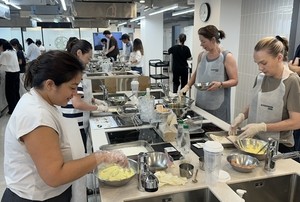 [Photo News] Cooking up K-chicken