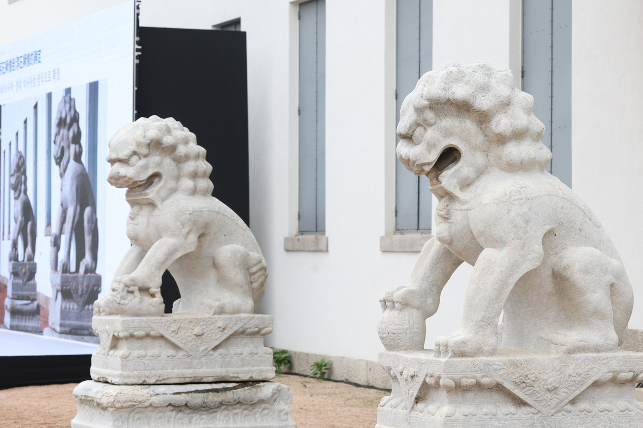 A pair of stone lion statues from China's Qing Dynasty is displayed at the Kansong Art Museum in Seongbuk-gu, Seoul, on Thursday. (Yonhap)