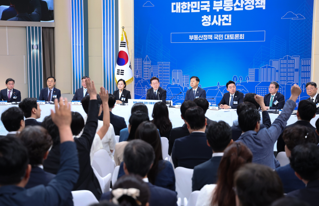 이재명 대통령 주재로 23일 서울 여의도 KBS 별관에서 열린 부동산정책 국민 대토론회에서 참석자들이 발언권을 요청하고 있다.  [연합]