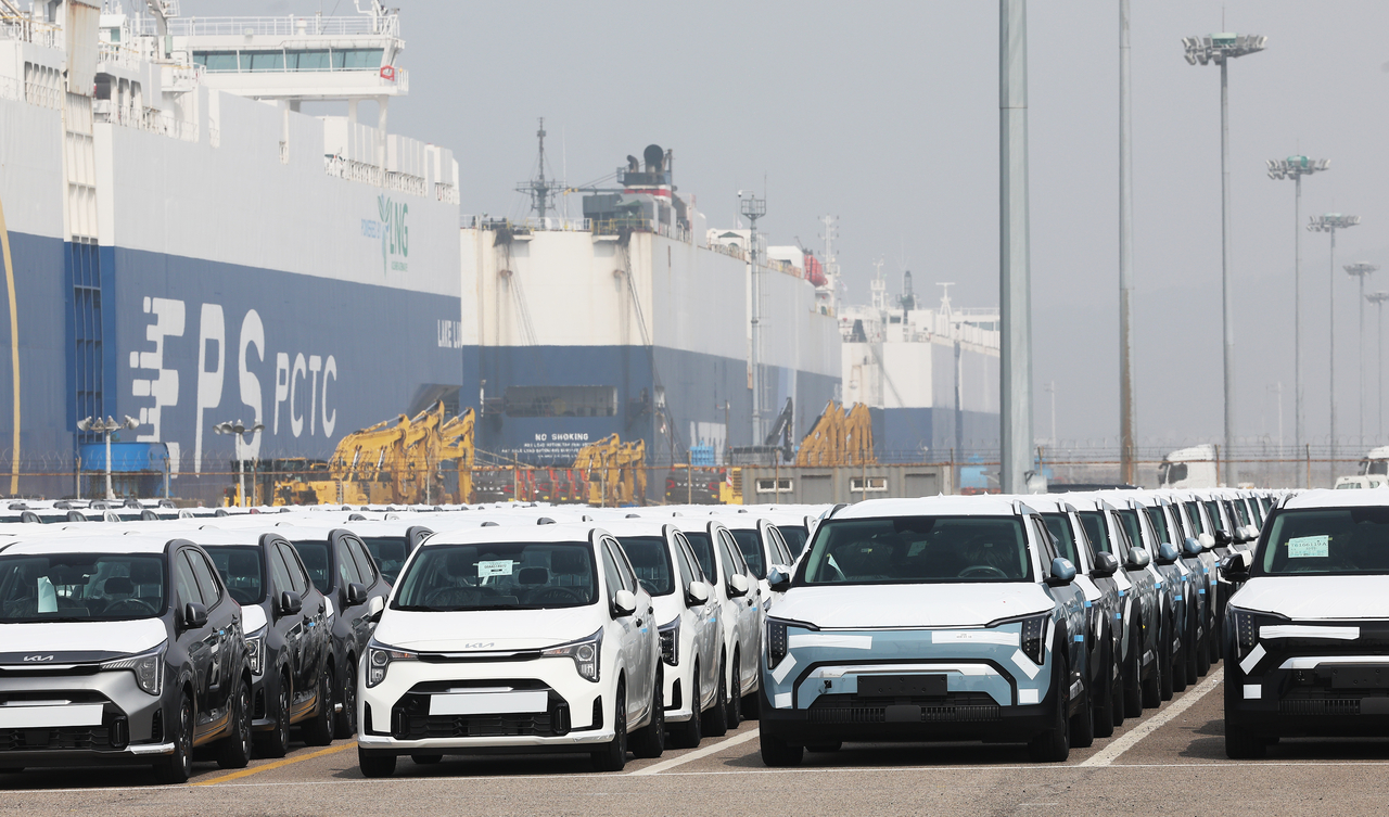 This file photo, taken April 3, shows vehicles parked at a port in Pyeongtaek, some 60 kilometers south of Seoul, awaiting overseas shipment. (Yonhap)