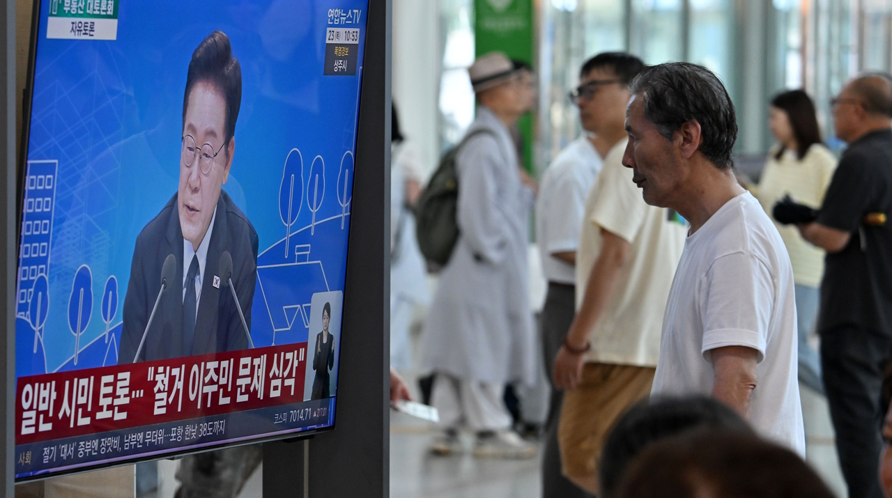 23일 오전 서울 중구 서울역 대합실에서 한 시민이 부동산정책 국민 대토론회를 지켜보고 있다. 이재명 대통령은 이날 주택 공급과 대출, 세제 등 부동산 정책 전반을 놓고 각계 전문가와 국민 의견을 직접 청취하는 공개 토론회를 주재했다. 임세준 기자