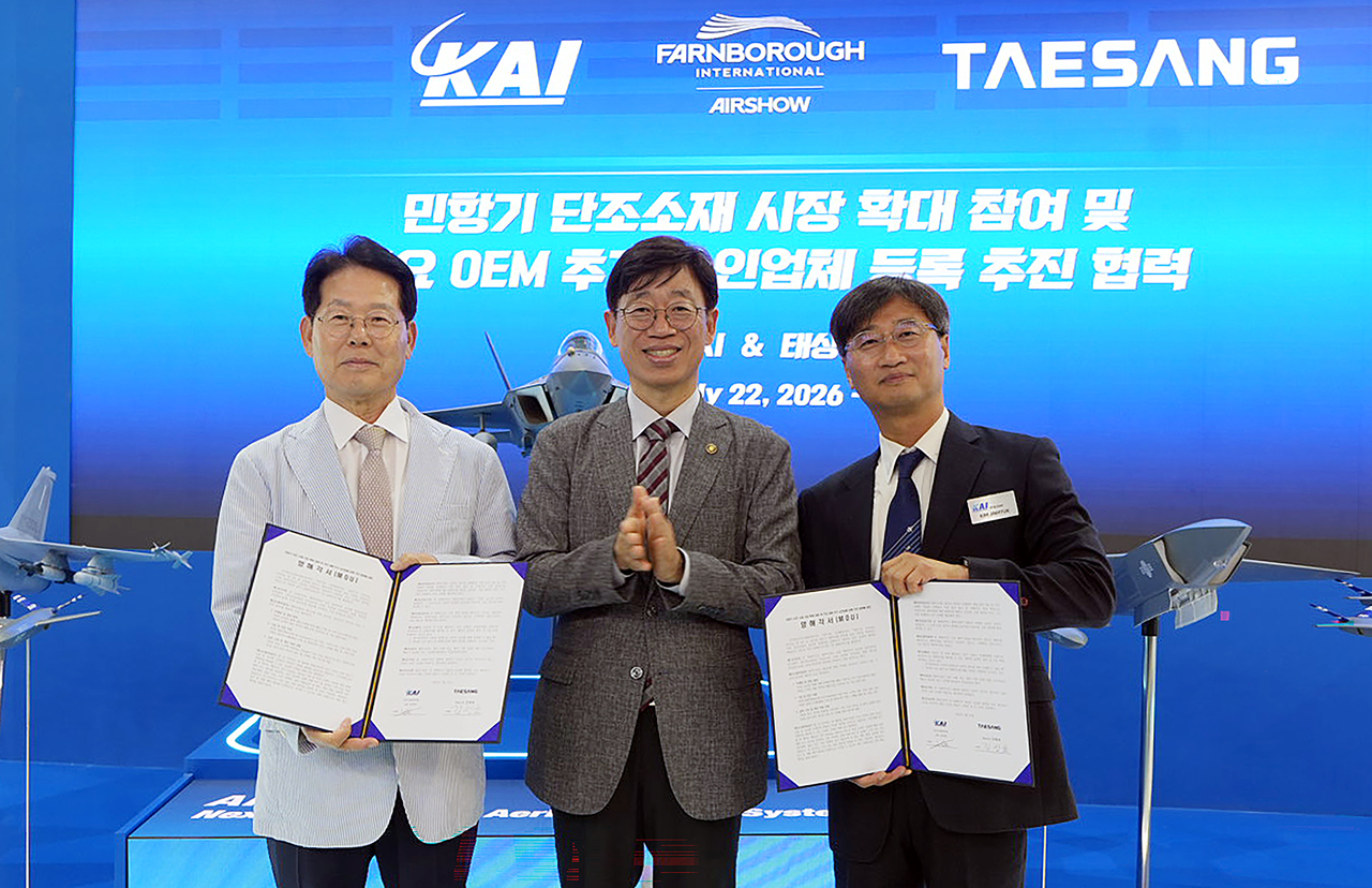 영국 판버러 국제 에어쇼에서 태상과 KAI가 민항기 단조소재 시장 확대 등을 위한 협력 양해각서(MOU)를 체결한 뒤 기념촬영을 하고 있다. 김광표(왼쪽부터) 태상 대표, 오태석 우주항공청장, 김진혁 KAI 민수사업본부장.[우주항공청 제공]