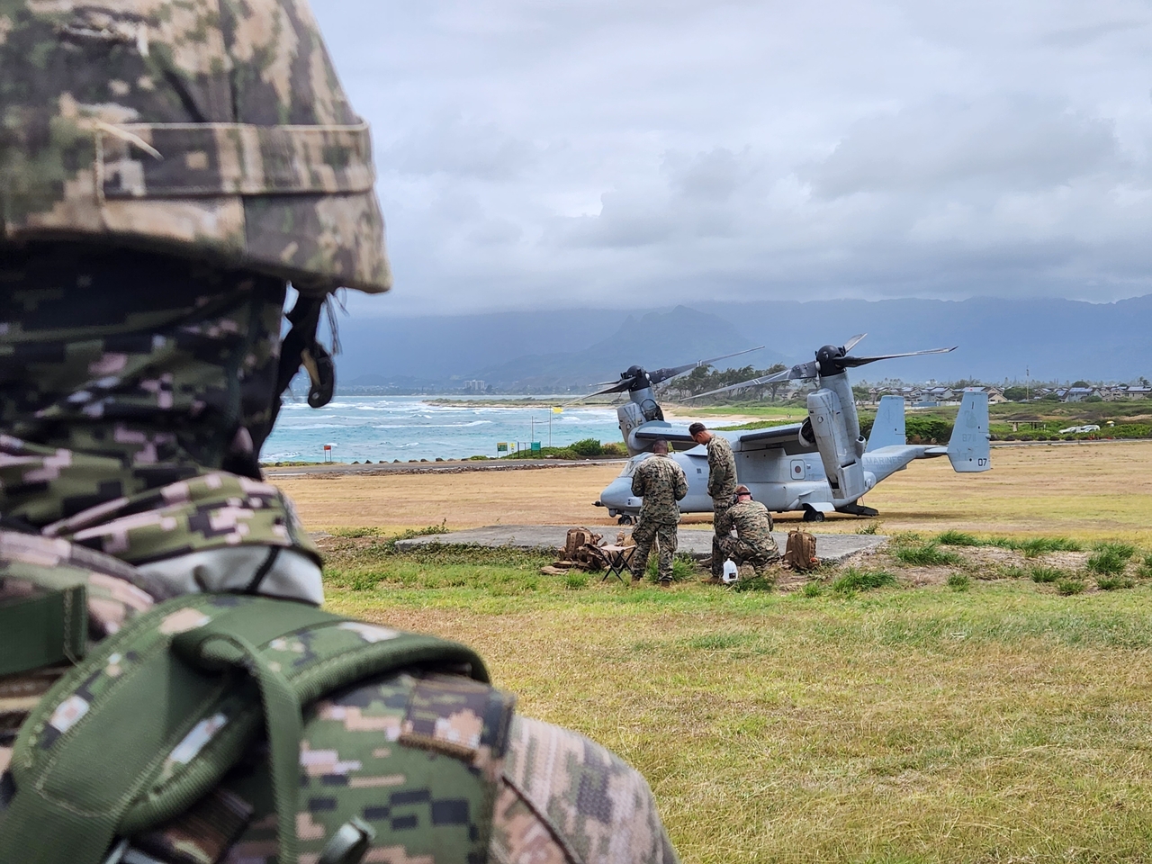 2026 환태평양훈련(RIMPAC)에 참가 중인 해병대 장병들이 지난 9일(현지시간) 미국 하와이 카네오헤에 위치한 미해병대 기지(MCBH)에서 MV-22 오스프리 공중돌격 훈련을 실시하고 있다. [연합]