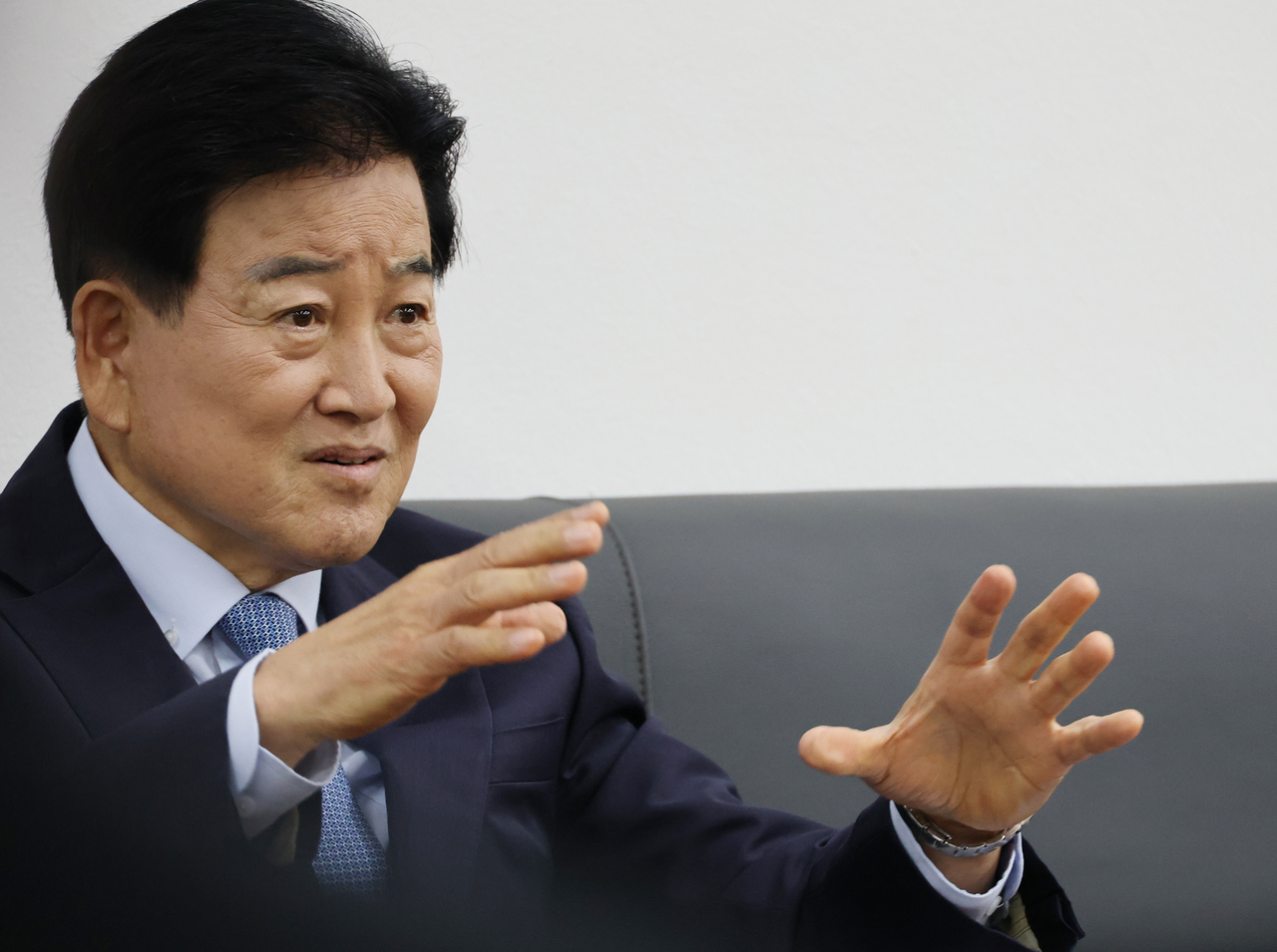 정동영 통일부 장관이 23일 서울 종로구 정부서울청사 통일부 기자실에서 취임 1년 기자 간담회를 하고 있다. [연합]