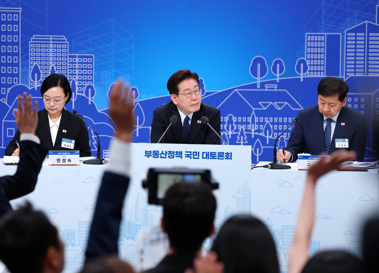 Participants raise their hands to speak during a public forum on real estate policy presided over by President Lee Jae Myung at an annex of public broadcaster KBS in Yeouido, Seoul, on Thursday. (Yonhap)