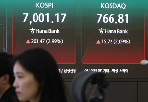 Seoul shares open higher on extended tech rally