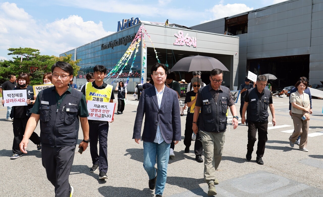 Labor Minister Kim Young-hoon (center) visits a worker staging a rooftop protest at Korea Optical High-Tech in Gumi, North Gyeongsang Province, July 26, 2025. At the time, the worker had been protesting for 566 days. (Labor Ministry)