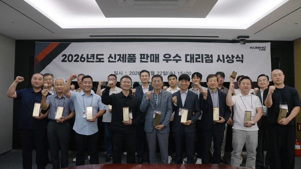 금호타이어 대표이사 정일택 사장(사진 왼쪽 8번째)을 비롯해 우수 판매 대리점 대표들과 금호타이어 임직원들이 ‘2026 신제품 판매왕 컨테스트’ 시상식에서 기념 촬영을 하고 있다. [금호타이어 제공]