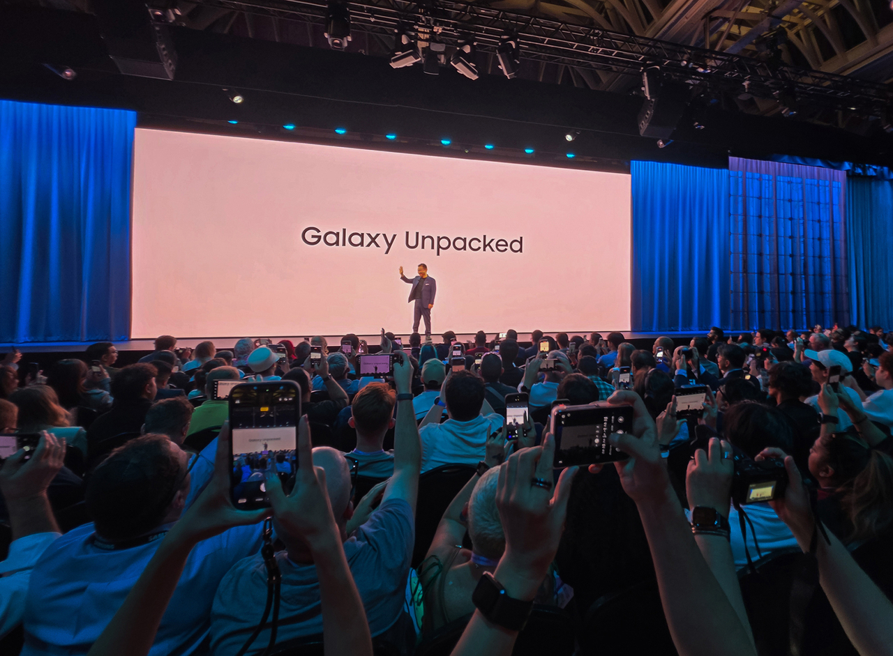 Roh Tae-moon, head of Samsung Electronics' Device eXperience division, delivers a keynote address at Galaxy Unpacked 2026, held Wednesday (local time) at Old Billingsgate in London. [Samsung Electronics]