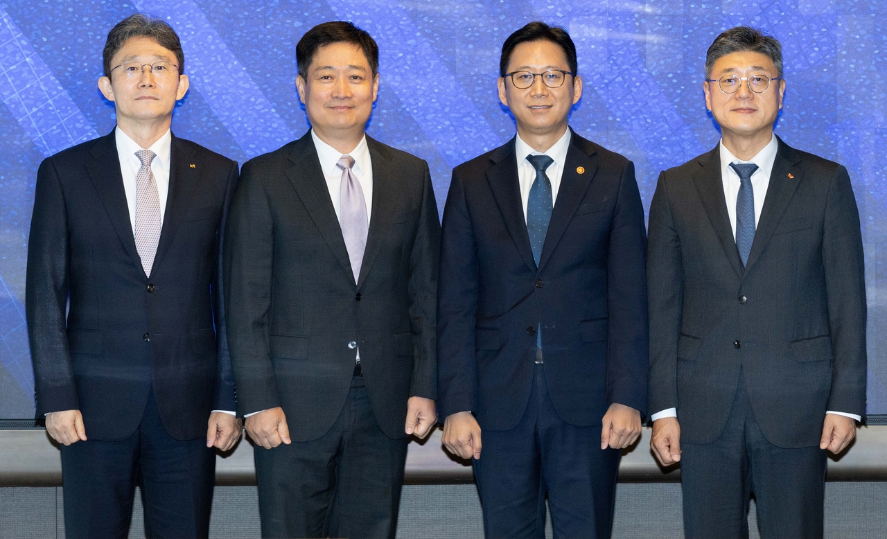 박윤영(왼쪽부터) KT 대표, 홍범식 LG유플러스 대표, 배경훈 부총리 겸 과학기술정보통신부 장관, 정재헌 SK텔레콤 대표가 23일 오전 서울 중구 SKT타워에서 열린 부총리-통신사 CEO 간담회에서 기념촬영을 하고 있다. 윤창빈 기자