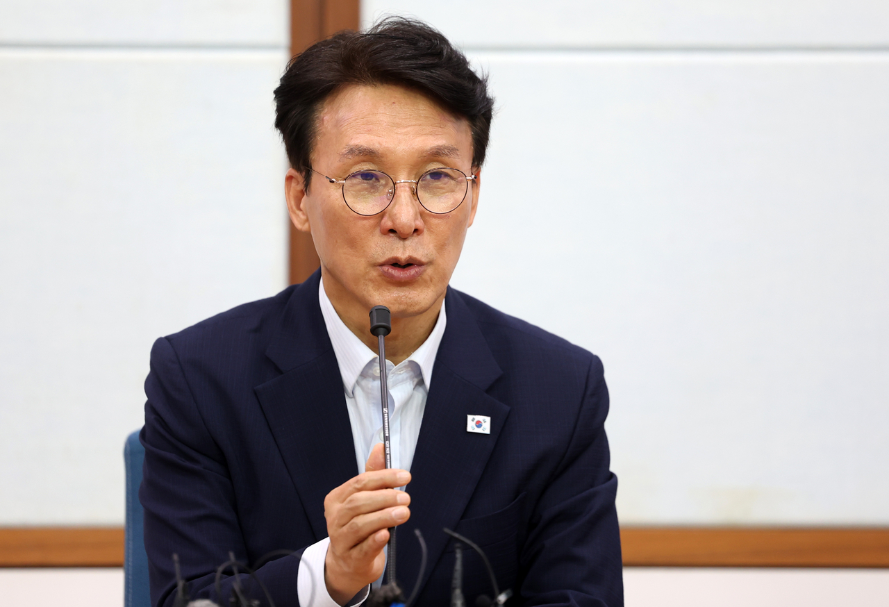 김민석 더불어민주당 당 대표 후보가 23일 강원 춘천시 강원특별자치도청에서 지역 기자들을 만나 이번 당 대표 선거가 지역에 갖는 의미 등을 설명하고 있다. [연합]