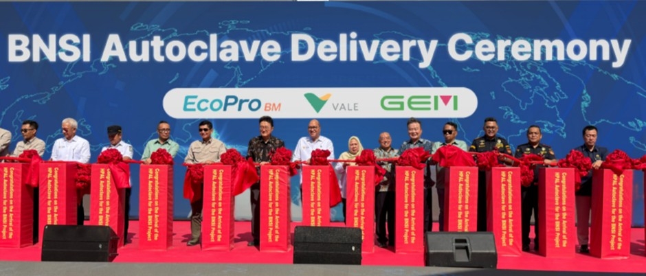 Ecopro founder Lee Dong-chae (fifth from right) and other key attendees pose for a photo at the reactor delivery ceremony held Wednesday at the BNSI smelter construction site in Sulawesi, Indonesia. [Ecopro]
