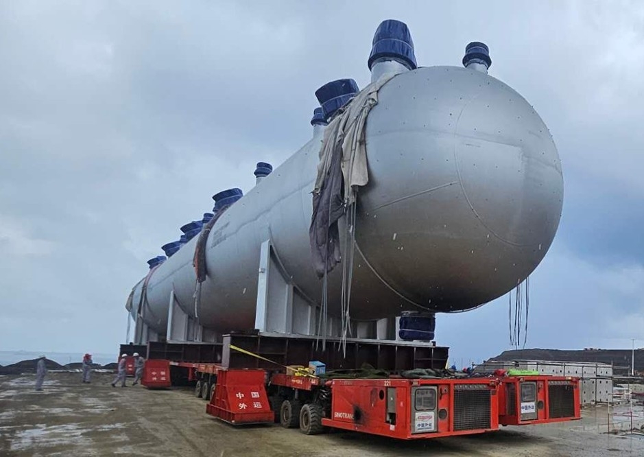 An autoclave reactor, the core equipment for nickel smelting, is delivered to the BNSI smelter construction site in Sulawesi, Indonesia. [Ecopro]