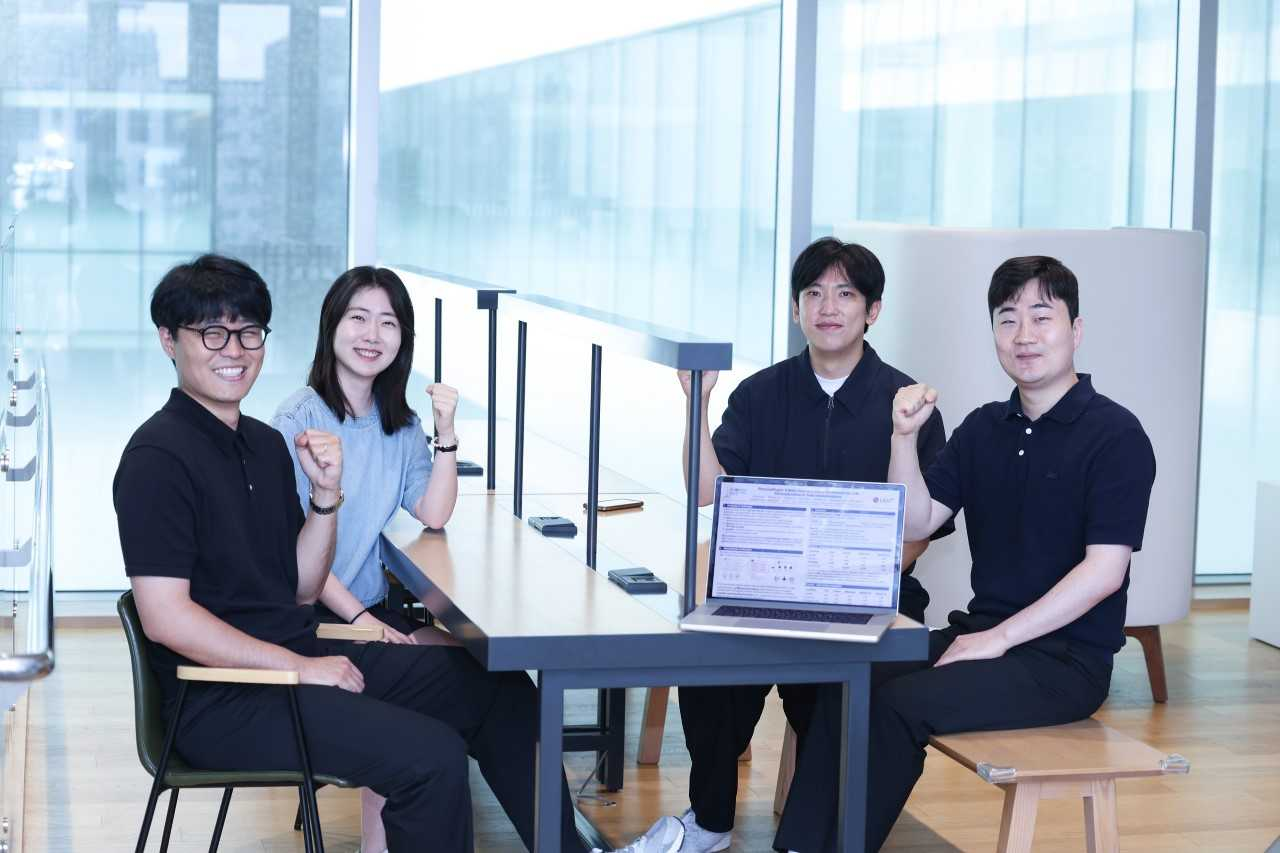 LG유플러스의 개인화 AI 기술 ‘퍼스널 인텔리전스’ 관련 논문 집필에 참여한 LG유플러스 구성원들. [LG유플러스 제공]