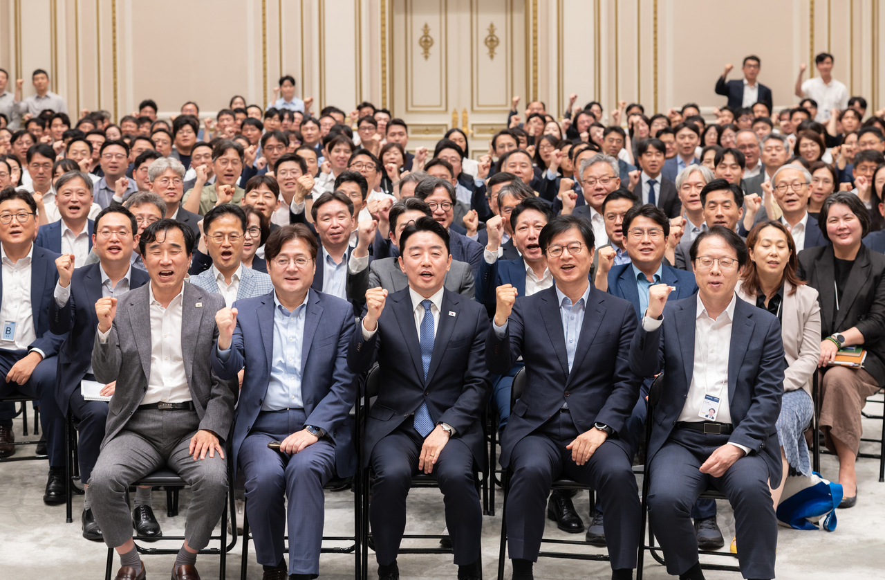 강훈식 대통령비서실장은 23일 전 직원 조회를 개최하고 이재명 정부 2년차를 맞아 ‘유나이티드 청와대’가 돼야 한다고 강조했다. [청와대 제공]