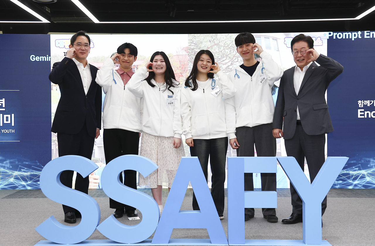 더불어민주당 이재명 대표와 이재용 삼성전자 회장이 서울 강남구 삼성 청년 소프트웨어 아카데미(SSAFY)에서 교육생들과 기념촬영을 하고 있다. [연합]