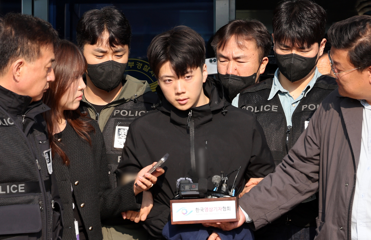 살인·살인미수 혐의를 받는 장윤기(23)가 지난 5월 광주 서부경찰서에서 검찰로 송치되고 있다. [연합]