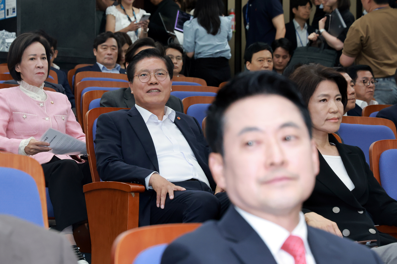 장동혁 국민의힘 대표와 송석준 의원이 17일 국회에서 열린 의원총회에 참석해 있다. [연합]