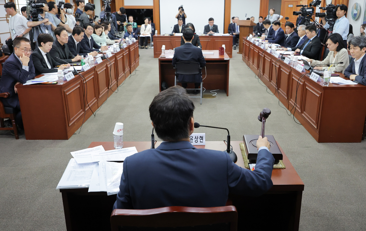 Yoon Sang-hyun, chairman of the National Assembly's special committee on the parliamentary investigation into the ballot shortage during the June 3 local elections, gavels a session during an on-site inspection and plenary meeting at the National Election Commission headquarters in Gwacheon, Gyeonggi Province, on July 7. [Yonhap]
