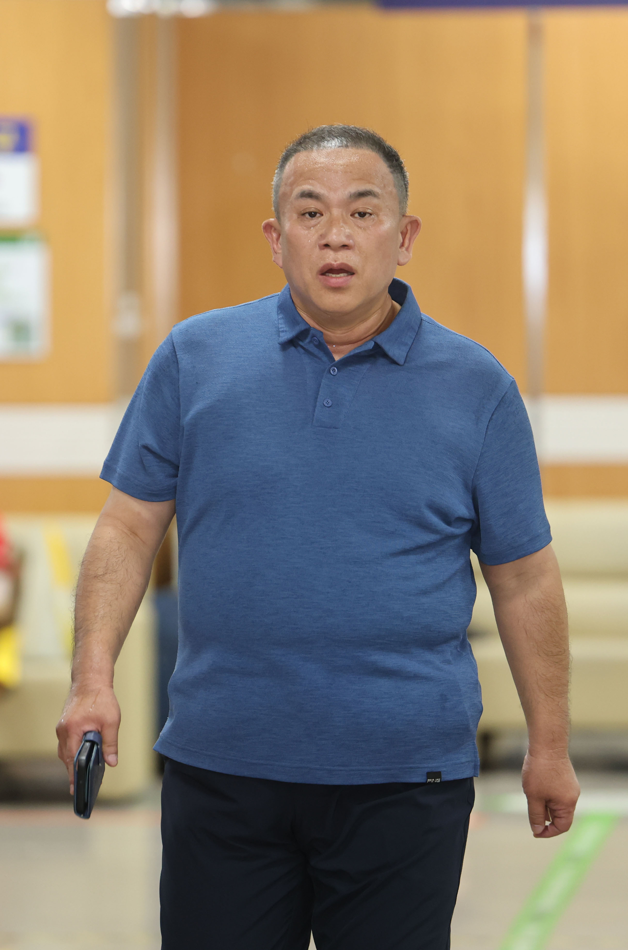 정치 브로커 명태균으로부터 여론조사를 무상으로 받은 혐의로 기소된 윤석열 전 대통령의 1심 결과가 나오는 13일 명씨가 서울 서초구 서울중앙지법에서 열린 선고 공판에 출석하고 있다. [연합]