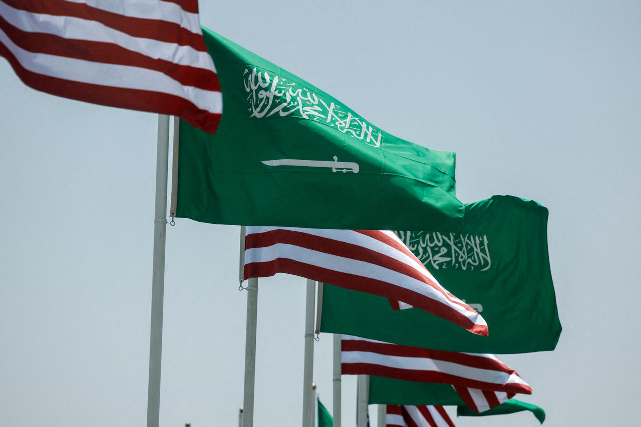 US and Saudi flags flutter along a highway of Riyadh, Saudi Arabia, in May 2025. (Reuters-Yonhap)