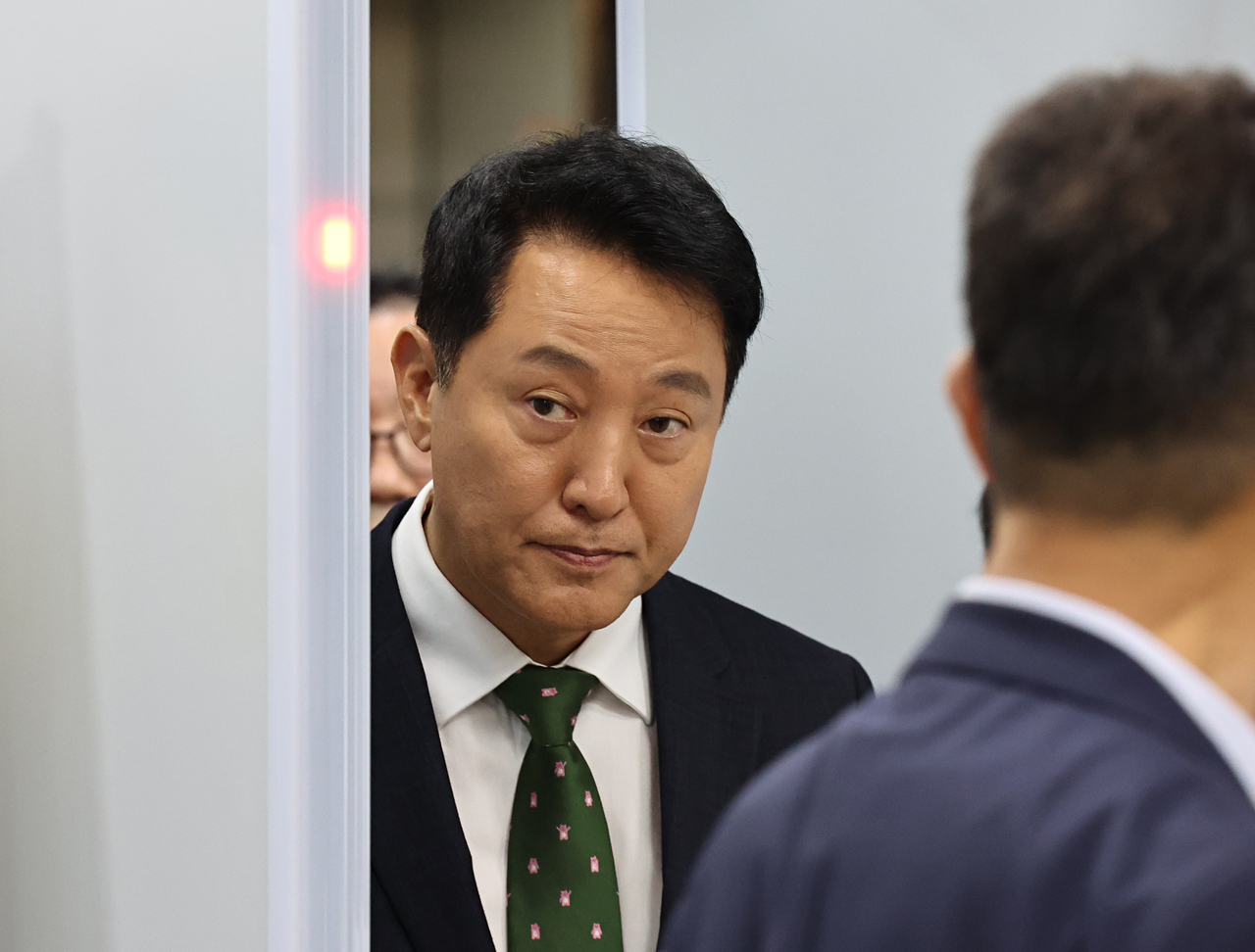 정치 브로커 명태균씨로부터 여론조사 결과를 받아보고 후원자에게 비용을 대납하게 한 혐의로 기소된 오세훈 서울시장이 22일 오후 서울 서초구 서울중앙지법에서 열린 선고 공판을 마친 뒤 법정을 나서고있다. 서울중앙지법 형사합의22부(조형우 부장판사)는 이날  정치자금법 위반 혐의로 재판에 넘겨진 오 시장에게 벌금 1천만원을 선고했다.  2026.7.22 [공동취재] [연합]