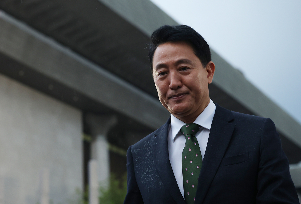 오세훈 서울시장이 22일 서울 종로구 광화문광장 감사의 정원에서 열린 ‘강뉴합창단-서울시예술단 문화교류 공연’에서 꽃다발을 전달한 뒤 자리로 돌아가고 있다. <연합뉴스>