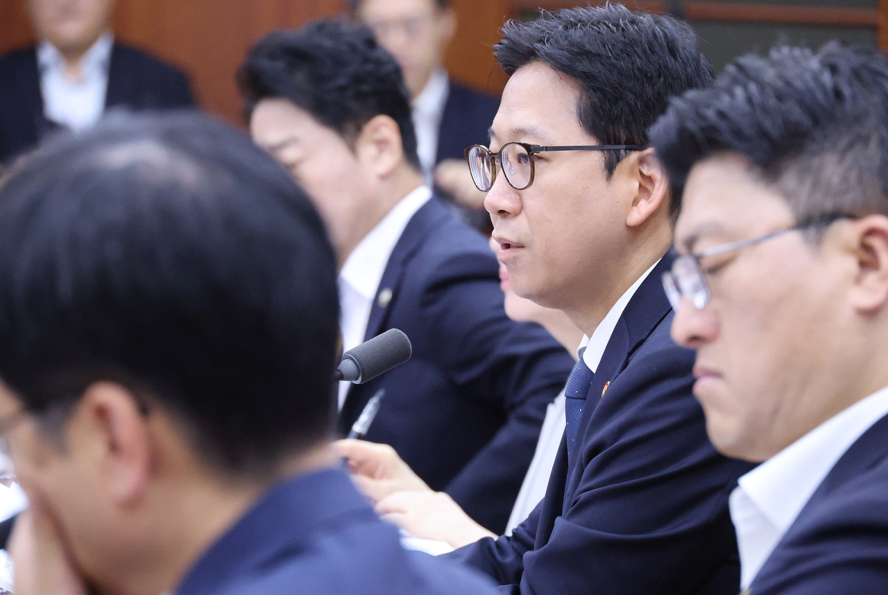 Deputy Prime Minister and Science Minister Bae Kyung-hoon speaks during a ministerial meeting on science and technology at the Government Complex Seoul in Jongno-gu, central Seoul, on Thursday. (Yonhap)