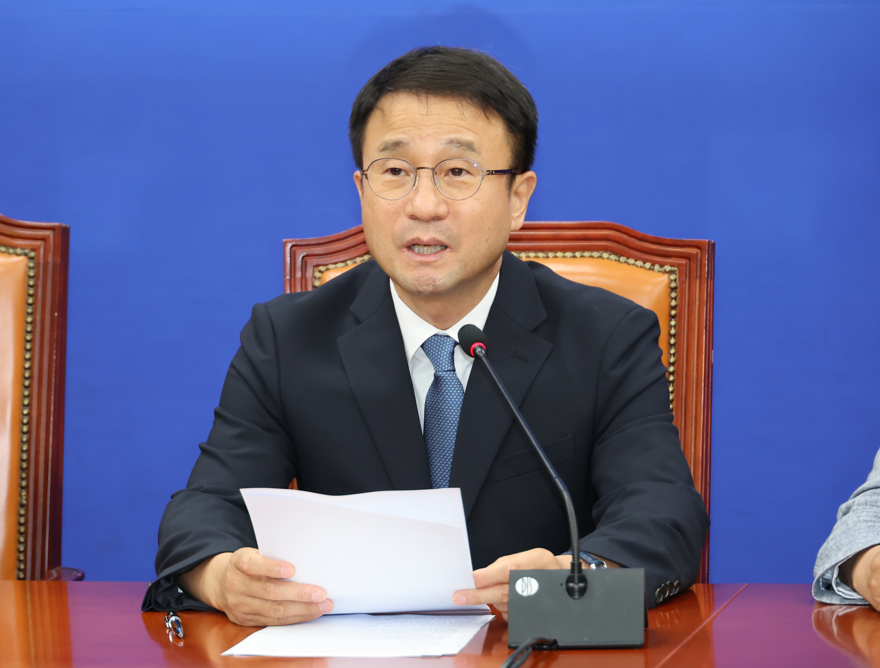 한병도 더불어민주당 대표 직무대행 겸 원내대표가 23일 국회에서 열린 정책조정회의에서 발언하고 있다. [연합]