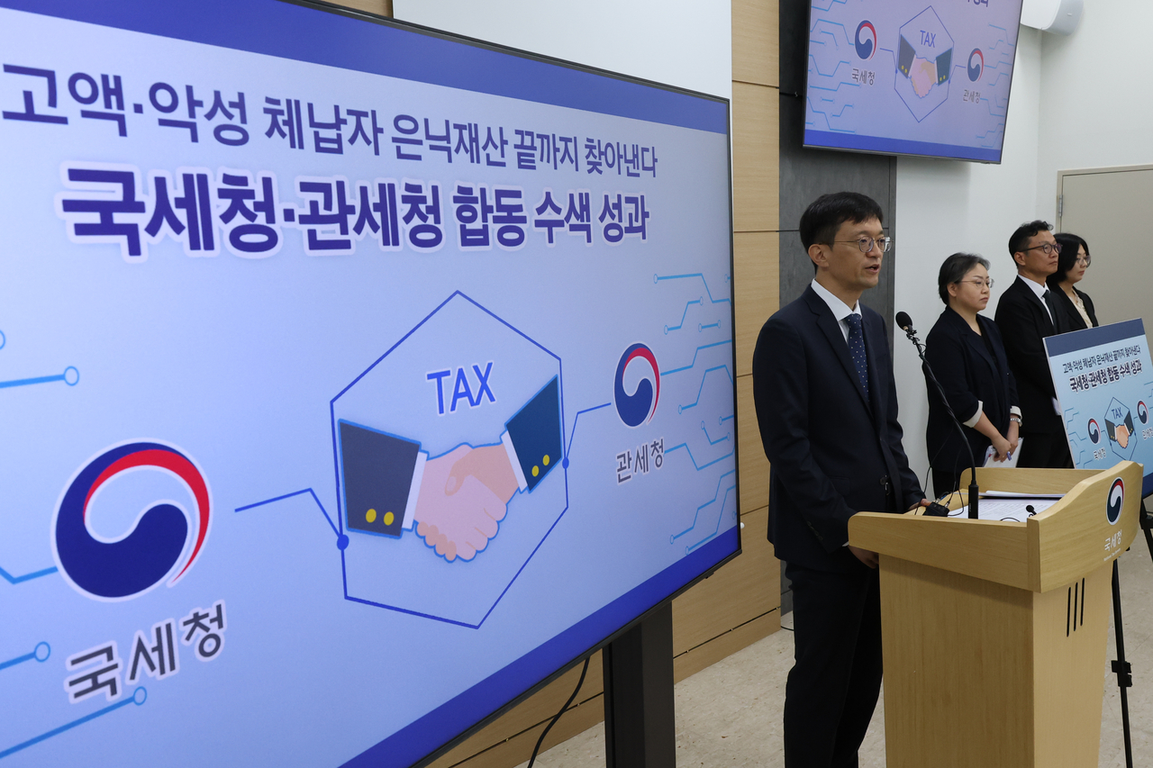 강종훈 국세청 징세법무국장이 23일 세종시 정부세종청사 국세청 기자실에서 체납자 은닉 재산에 대한 국세청과 관세청의 합동 수색 성과에 대해 브리핑하고 있다. [연합]