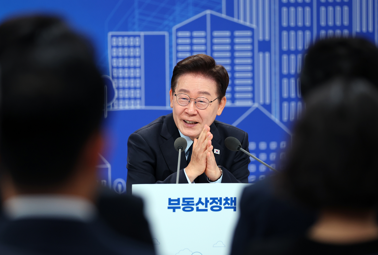 이재명 대통령이 23일 서울 여의도 KBS 별관에서 열린 부동산정책 국민 대토론회에서 발언하고 있다.. [연합]