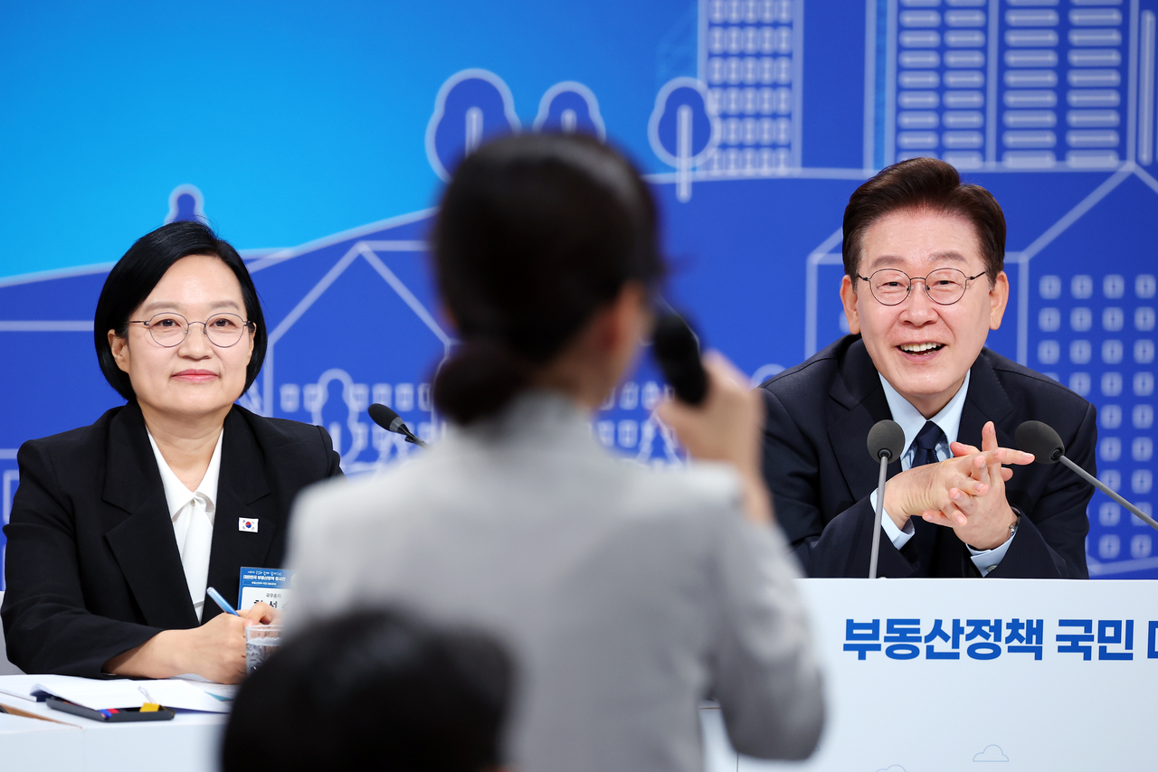 이재명 대통령과 한성숙 국무총리가 23일 서울 여의도 KBS 별관에서 열린 부동산정책 국민 대토론회에서 참석자 발언을 듣고 있다. [연합]