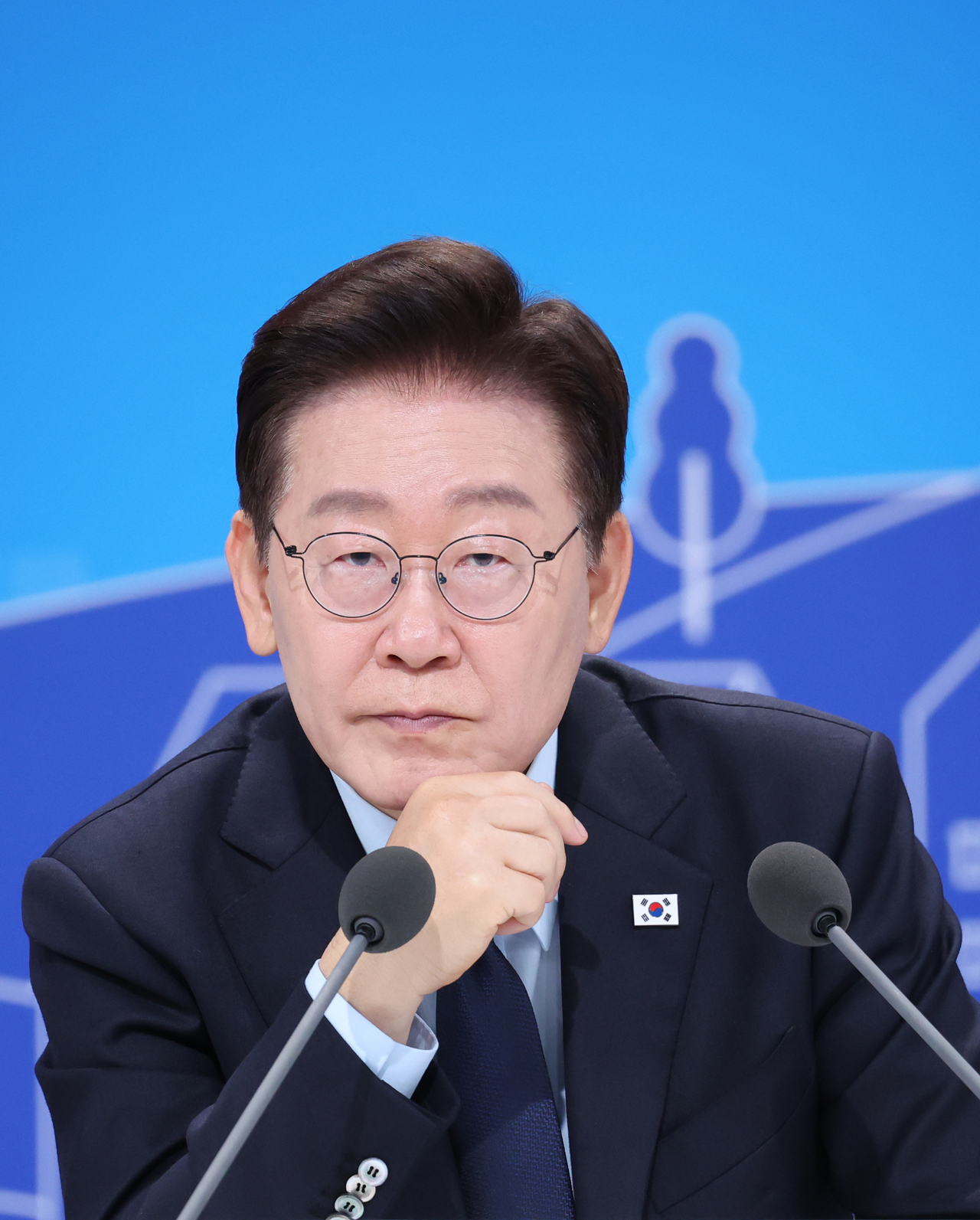 President Lee Jae-myung listens to participants at the National Forum on Real Estate Policy held Thursday at the KBS annex in Yeouido, Yeongdeungpo-gu, Seoul. [Yonhap]