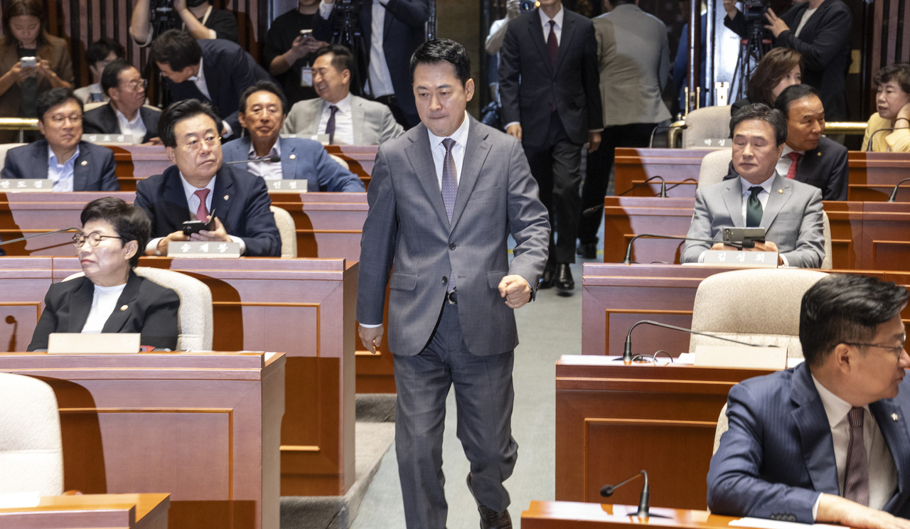 People Power Party chair Rep. Jang Dong-hyeok (center) enters the venue for the opposition lawmakers' general assembly to confirm candidates for seven committee chairs Thursday morning. (Yonhap)