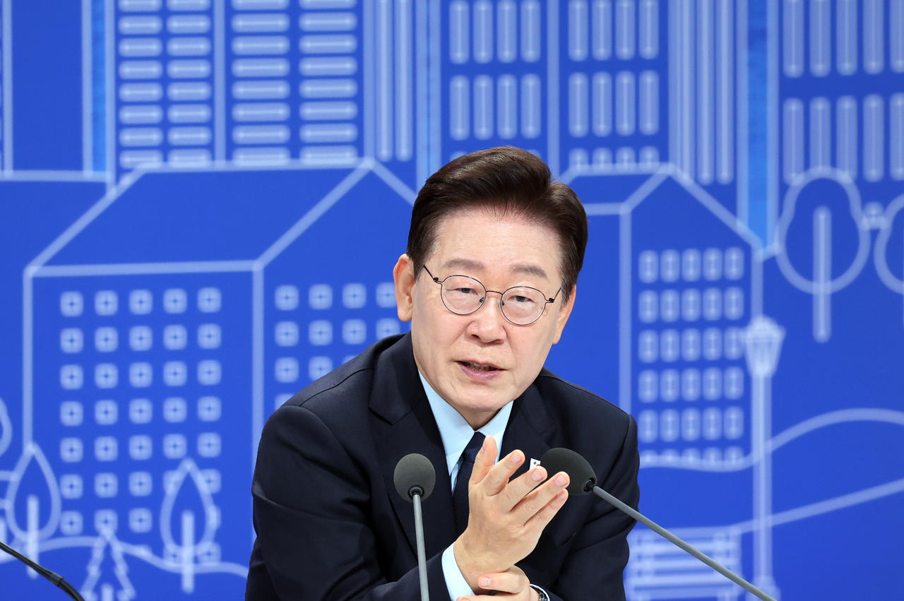 President Lee Jae Myung speaks during a  televised public forum on real estate policy at KBS in Yeouido, Seoul, Thursday. (Yonhap)